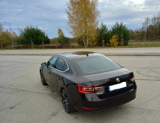 Skoda Superb cena 79900 przebieg: 155500, rok produkcji 2018 z Wołomin małe 379